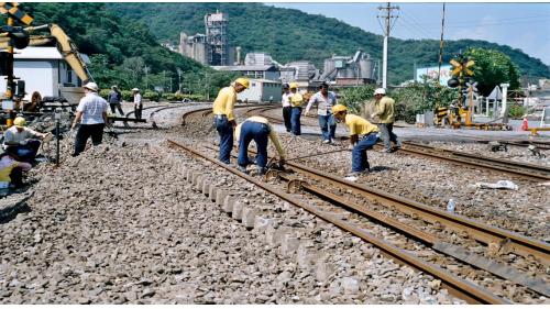 北廻鐡路的重軌化，是將37公斤的鋼軌，抽換成50公斤的鋼軌。抽換鋼軌可以分為兩種工法，一種是抽換定尺軌，另一種是抽換長鋼軌，抽換定尺軌採用工具與抽換枕木及石碴相似，抽換長鋼軌需要鋁熱焊接，還需要詳實紀錄舖設當下溫度，溫度過低或過高都易使鋼軌斷裂或曲折。