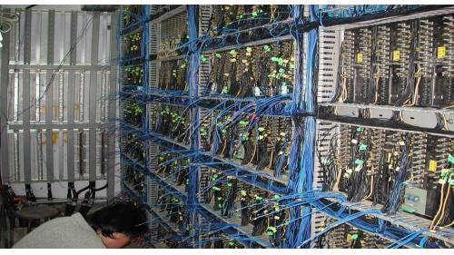 號誌機房。北廻鐡路沿線設置變電站，將電力公司提供的電能，轉換為電氣化鐵路所需的電力，供給軌道上方新安裝的電車線，電氣化包括輸電線、變電站、電車線、電力調配開關作業與遙控、以及電力機車牽引等。