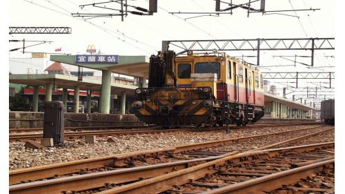 輸電線施工電車線維修架設車。台鐵各變電站，皆由台電變電所，架設兩迴路高壓輸電線，引接三相高壓交流電源。輸電線除和平變電站為161,000伏特以外，其餘均為69,000伏特。