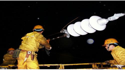 電車線夜間電車線架設施工。電車線設備為鐵路電氣化的主要部分，是由饋電線路、架空電車線路、警告標誌和保護設備等形成完整電車線系統，一般都採用可動托臂或懸臂鋼件支撐，而北迴鐡路單軌隧道內則是使用導電軌接觸式電車線。