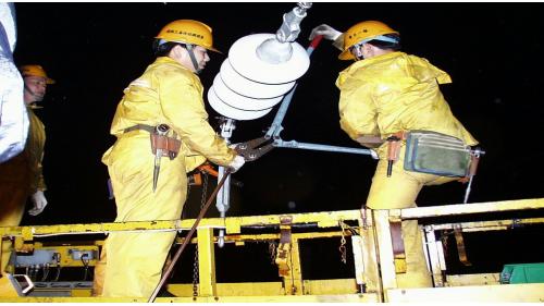 夜間電車線架設施工。電車線設備為鐵路電氣化的主要部分，是由饋電線路、架空電車線路、警告標誌和保護設備等形成完整電車線系統，一般都採用可動托臂或懸臂鋼件支撐，而北迴鐡路單軌隧道內則是使用導電軌接觸式電車線。