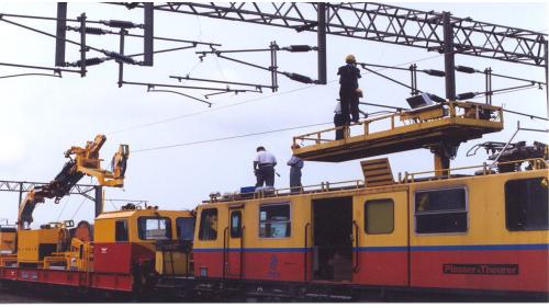 電車線架設施工。電車線設備為鐵路電氣化的主要部分，是由饋電線路、架空電車線路、警告標誌和保護設備等形成完整電車線系統，一般都採用可動托臂或懸臂鋼件支撐，而北迴鐡路單軌隧道內則是使用導電軌接觸式電車線。