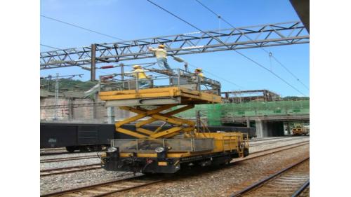 電車線架設施工。電車線設備為鐵路電氣化的主要部分，是由饋電線路、架空電車線路、警告標誌和保護設備等形成完整電車線系統，一般都採用可動托臂或懸臂鋼件支撐，而北迴鐡路單軌隧道內則是使用導電軌接觸式電車線。