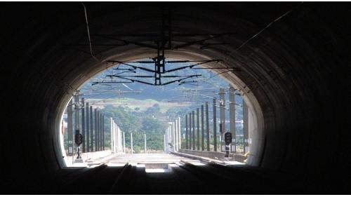 隧道內電車線施工。電車線設備為鐵路電氣化的主要部分，是由饋電線路、架空電車線路、警告標誌和保護設備等形成完整電車線系統，一般都採用可動托臂或懸臂鋼件支撐，而北迴鐡路單軌隧道內則是使用導電軌接觸式電車線。