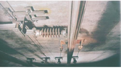 導電軌。電車線設備為鐵路電氣化的主要部分，是由饋電線路、架空電車線路、警告標誌和保護設備等形成完整電車線系統，一般都採用可動托臂或懸臂鋼件支撐，而北迴鐡路單軌隧道內則是使用導電軌接觸式電車線。