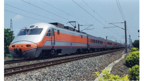 電力機車是利用集電弓，將電車線上25000伏特電力引至機車內，流經變壓器及整流器後，再驅動直流馬達產生動力，最後會從車輪流入鋼軌再流回變電站完成迴路。