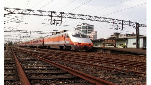 電力機車是利用集電弓，將電車線上25000伏特電力引至機車內，流經變壓器及整流器後，再驅動直流馬達產生動力，最後會從車輪流入鋼軌再流回變電站完成迴路。