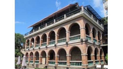 淡水港:淡水紅樓由開設洋行致富的船商李貽和興建於1895年，於1899年日治時代落成
