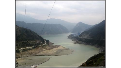 岷江流經四川盆地西部，長1,279公里，流域面積約133,000平方公里，都江堰位於四川省都江堰市城西，岷江上游340公里處。 【圖為從震源新村俯瞰岷江】