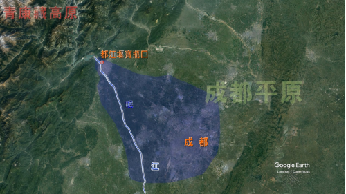 都江堰位於四川省都江堰市城西，岷江上游；成都雖有岷江，惟未直接穿過成都平原，成都距離岷江58公里，成都平原的糧食運送不易。李冰父子利用成都西高東低的地勢，開鑿運河將岷江水引入成都，解決岷江沿岸水患及成都平原乾旱及運輸問題。