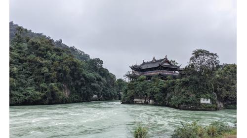寶瓶口係開鑿玉壘山以引岷江水進入成都平原，因其豁口較小，具有水量控制的特點。(圖為寶瓶口實景)