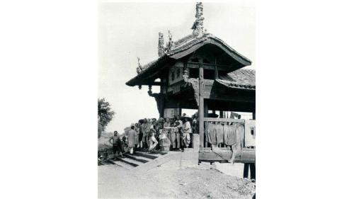 &nbsp;2000年以「當今世界年代久遠，惟一留存，以無壩引水為特徵的宏大水利工程」，被列入世界遺產名錄。都江堰持續運作至今超過二千年，目前成都的用水仍來自都江堰，而其所灌溉的成都平原，則已成為享譽全球的「天府之國」。圖為昔日都江堰周邊景點南橋橋頭。