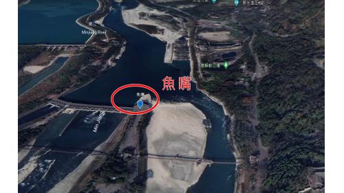 魚嘴的作用是分水，魚嘴堤壩在中間，另在外後方再建一座人字堤。魚嘴決定內外江的分流比例，是整個都江堰工程的關鍵。