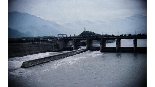 都江堰原為無壩引水工程，1950年後魚嘴、寶瓶口、所有分水堤、導水堤及渠岩，都以混凝土進行加固及保護，原有的自流分水系統，逐漸被人工控制的水閘系統。