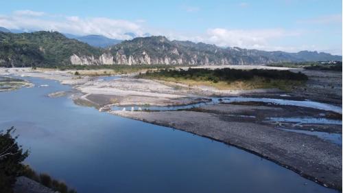 卑南溪為台東第一大溪，發源於中央山脈，流經台東縣的海端、池上、關山、鹿野、延平、卑南，最後流入台東市後注入太平洋，全長約有84.35公里，流域面積約1,603.21平方公里。