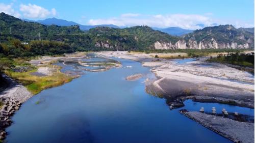 卑南溪為台東第一大溪，發源於中央山脈，流經台東縣的海端、池上、關山、鹿野、延平、卑南，最後流入台東市後注入太平洋，全長約有84.35公里，流域面積約1,603.21平方公里。