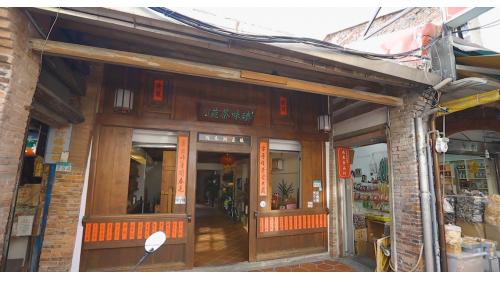 淡水港:現今留存之林家古厝  完整地留下清代建築的舊覌閩南式建築：單層木構平房  瓦片覆蓋的斜屋頂  屋簷斜出騎楼