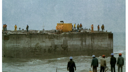 防波堤由93座巨型沉箱所組成，長達2,326公尺，於1989年完成，較預定工期提前76天。