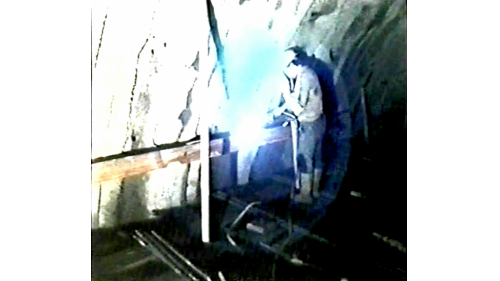 為防止災害之擴大，在遭受擠壓變形之區段，於隧道兩側緊急以Ｈ型鋼設置縱向撐樑，將該區段之鋼支堡連成一體，並逐組再加設橫樑、斜撐及支柱，以加強斷面支撐，而此緊急加強措施乃因隧道周遭巨大之壓力，而嚴重變形，為減緩隧道之擠壓破壞，進而防止受損之支撐系統，因發生崩潰而造成更大的災害。