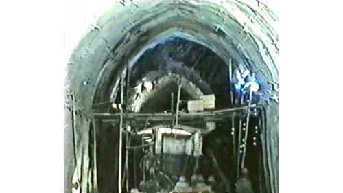 為防止災害之擴大，在遭受擠壓變形之區段，於隧道兩側緊急以Ｈ型鋼設置縱向撐樑，將該區段之鋼支堡連成一體，並逐組再加設橫樑、斜撐及支柱，以加強斷面支撐，而此緊急加強措施，乃因隧道周遭巨大之壓力，而嚴重變形，為減緩隧道之擠壓破壞，進而防止受損之支撐系統，因發生崩潰而造成更大的災害。
