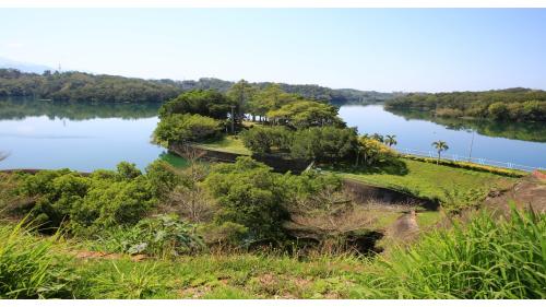為東興淨水場水源，位於苗栗縣三灣鄉永和村，原名東興水庫，完工後改名為永和山水庫。建造於1980年，於1984年竣工啟用。水源主要來自主流中港溪田美攔河堰攔，經11公里導水路引入，是台灣首座沒有水門和水閘的水庫，為典型的離槽水庫。儲水供應地區為竹南鎮、頭份市、造橋鄉，為新竹苗栗地區重要之民生及工業用水的水庫。