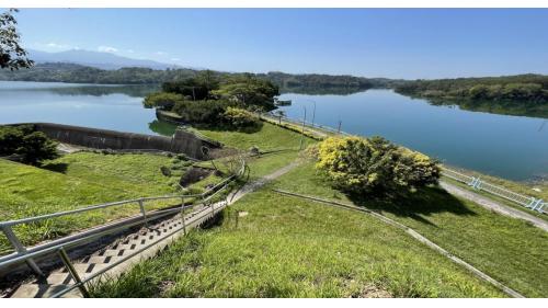 為東興淨水場水源，位於苗栗縣三灣鄉永和村，原名東興水庫，完工後改名為永和山水庫。建造於1980年，於1984年竣工啟用。水源主要來自主流中港溪田美攔河堰攔，經11公里導水路引入，是台灣首座沒有水門和水閘的水庫，為典型的離槽水庫。儲水供應地區為竹南鎮、頭份市、造橋鄉，為新竹苗栗地區重要之民生及工業用水的水庫。
