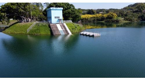 斜依式多段進水塔，位於大壩右岸，設取水閘門六座。由上至下依序編號第一號至第六號，各寬1.0公尺、高1.5公尺、底檻標高依序為75.11公尺、70.11公尺、64.11公尺；標高57.11公尺、50.11公尺、43.45公尺，後接取水隧道。