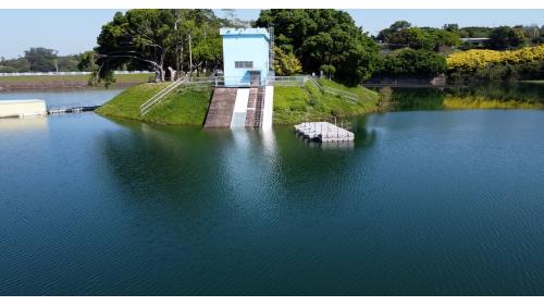 斜依式多段進水塔，位於大壩右岸，設取水閘門六座。由上至下依序編號第一號至第六號，各寬1.0公尺、高1.5公尺、底檻標高依序為75.11公尺、70.11公尺、64.11公尺；標高57.11公尺、50.11公尺、43.45公尺，後接取水隧道。