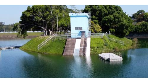 斜依式多段進水塔，位於大壩右岸，設取水閘門六座。由上至下依序編號第一號至第六號，各寬1.0公尺、高1.5公尺、底檻標高依序為75.11公尺、70.11公尺、64.11公尺；標高57.11公尺、50.11公尺、43.45公尺，後接取水隧道。