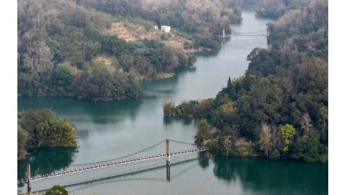 寶山水庫內設有三個吊橋或鋼構橋，供淹没區內農作通行之用。圖為其中兩座。