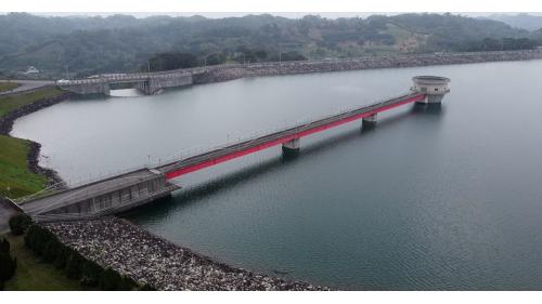 RC取水塔一座及內徑2.2m導水道150m及導水管線。取出水工的功能，是在水庫完工蓄水後，供應用水需求的重要設施，為能選取較潔淨的水，降低原水後端處理成本，本工程分別於取水塔標高140公尺、125公尺及110公尺處取水孔，以取用表層較潔淨的原水。設有五個取水閘門、依水位高低或水質需求分層取水