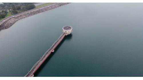 RC取水塔一座及內徑2.2m導水道150m及導水管線。取出水工的功能，是在水庫完工蓄水後，供應用水需求的重要設施，為能選取較潔淨的水，降低原水後端處理成本，本工程分別於取水塔標高140公尺、125公尺及110公尺處取水孔，以取用表層較潔淨的原水。設有五個取水閘門、依水位高低或水質需求分層取水。