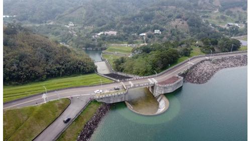 溢洪道為自由溢流堰接齒墩陡槽鋼筋混凝土結構，溢流堰為半圓型式，堰頂標高150公尺，溢流堰長56公尺，半圓型式，提供集水區暴雨發生時水庫溢流的設施，以確保水庫安全。