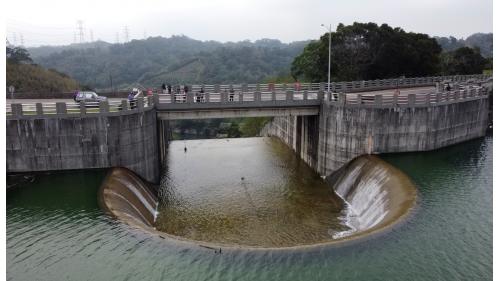 溢洪道為自由溢流堰接齒墩陡槽鋼筋混凝土結構，溢洪堰為半圓型式，堰頂標高150公尺，溢流堰長56公尺，提供集水區暴雨發生時水庫溢流的設施，以確保水庫安全。