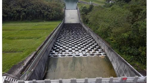 溢洪道為自由溢流堰接齒墩陡槽鋼筋混凝土結構，溢洪堰為半圓型式，堰頂標高150公尺，溢流堰長56公尺，提供集水區暴雨發生時水庫溢流的設施，以確保水庫安全。