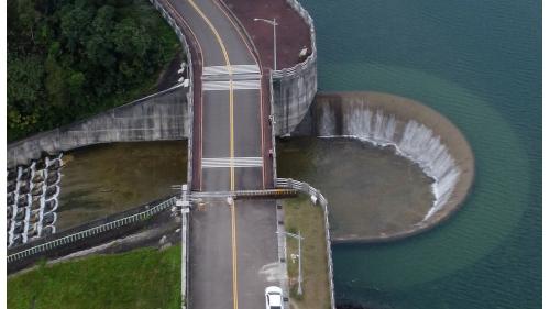 溢洪道為自由溢流堰接齒墩陡槽鋼筋混凝土結構，溢洪堰為半圓型式，堰頂標高150公尺，溢流堰長56公尺，提供集水區暴雨發生時水庫溢流的設施，以確保水庫安全。