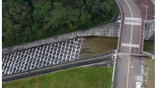 溢洪道為自由溢流堰接齒墩陡槽鋼筋混凝土結構，溢洪堰為半圓型式，堰頂標高150公尺，溢流堰長56公尺，提供集水區暴雨發生時水庫溢流的設施，以確保水庫安全。