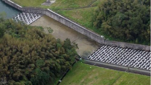 溢洪道為自由溢流堰接齒墩陡槽鋼筋混凝土結構，溢洪堰為半圓型式，堰頂標高150公尺，溢流堰長56公尺，提供集水區暴雨發生時水庫溢流的設施，以確保水庫安全。