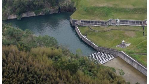 溢洪道為自由溢流堰接齒墩陡槽鋼筋混凝土結構，溢洪堰為半圓型式，堰頂標高150公尺，溢流堰長56公尺，提供集水區暴雨發生時水庫溢流的設施，以確保水庫安全。