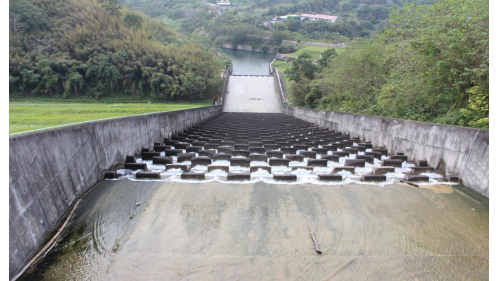 溢洪道為自由溢流堰接齒墩陡槽鋼筋混凝土結構，溢洪堰為半圓型式，堰頂標高150公尺，溢流堰長56公尺，提供集水區暴雨發生時水庫溢流的設施，以確保水庫安全。
