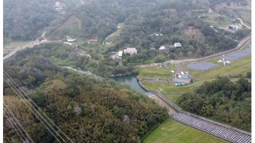 溢洪道為自由溢流堰接齒墩陡槽鋼筋混凝土結構，溢洪堰為半圓型式，堰頂標高150公尺，溢流堰長56公尺，提供集水區暴雨發生時水庫溢流的設施，以確保水庫安全。