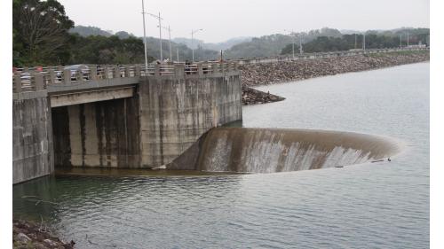 溢洪道為自由溢流堰接齒墩陡槽鋼筋混凝土結構，溢洪堰為半圓型式，堰頂標高150公尺，溢流堰長56公尺，提供集水區暴雨發生時水庫溢流的設施，以確保水庫安全。