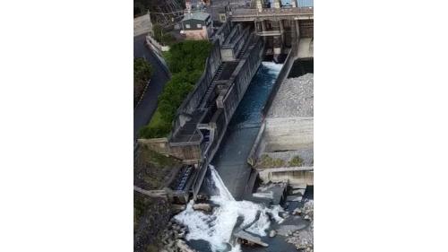 河道放水道：的鋼管內徑內徑1.5公尺，型式為垂直啟閉式閘門底檻標高594.45公尺。排砂道：2座，屬固定輪式閘門，堰頂標高593公尺。水池式魚道：位於壩體右岸下游，設有調節閘門一座，設計流量可在水位597.5公尺至604.5公尺間。