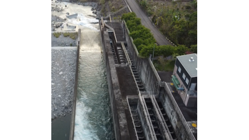 河道放水道：的鋼管內徑內徑1.5公尺，型式為垂直啟閉式閘門底檻標高594.45公尺。排砂道：2座，屬固定輪式閘門，堰頂標高593公尺。水池式魚道：位於壩體右岸下游，設有調節閘門一座，設計流量可在水位597.5公尺至604.5公尺間。