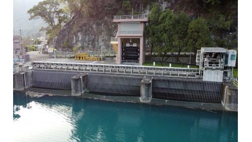 進水口位於壩體上游右岸，隧道入口設固定輪閘門一座，閘門高4.2公尺、寬3.5公尺，設計引水量35立方公尺／秒(CMS