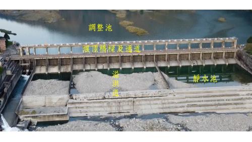 調整池的集水面積為450.04平方公里，最高運轉水位為604.8公尺，最低運轉水為600.5公尺，有效容量75萬立方公尺。堰頂橋寬度為6.8公尺，橋的長度為241.85尺。溢洪道17座，為固定輪式閘門，高槽段14座(堰頂標高596.5公尺)，低槽段3座(堰頂標高596公尺)。