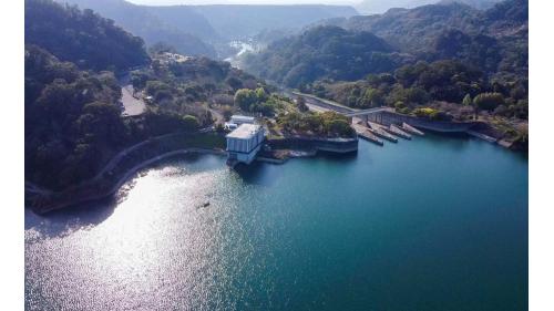 大壩為中央直立心層滾壓土石壩，壩高96公尺，壩頂長235公尺，壩頂寛10公尺，壩頂標高306公尺，壩體填方400萬立方公尺。