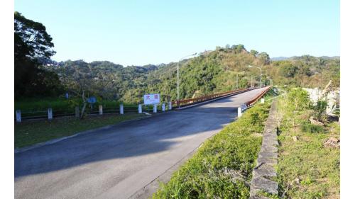大壩為中央直立心層滾壓土石壩，壩高96公尺，壩頂長235公尺，壩頂寛10公尺，壩頂標高306公尺，壩體填方400萬立方公尺。