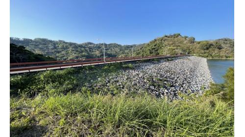 大壩為中央直立心層滾壓土石壩，壩高96公尺，壩頂長235公尺，壩頂寛10公尺，壩頂標高306公尺，壩體填方400萬立方公尺。