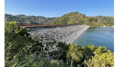 大壩為中央直立心層滾壓土石壩，壩高96公尺，壩頂長235公尺，壩頂寛10公尺，壩頂標高306公尺，壩體填方400萬立方公尺。